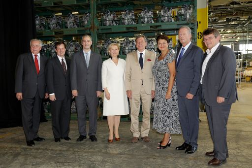 Von links nach rechts: Sozialminister Rudolf
Hundstorfer, Mike Ableson, Vizepräsident für Entwicklung von
Opel/Vauxhall; Generaldirektor Dipl.Ing. Michael Lewald, Opel Wien
GmbH; Kommerzialrat Brigitte Jank, Präsidentin der Wirtschaftskammer
Wien; Arbeiterkammerpräsident Herbert Tumpel; Mag. Renate Brauner,
Vizebürgermeisterin der Stadt Wien und Stadträtin für Finanzen; Dr.
Reinhold Mitterlehner, Bundesminister für Wirtschaft, Familie und
Jugend; Wolfgang Katzian, Vorsitzender der Gewerkschaft der
Privatangestellten, Druck, Journalismus, Papier