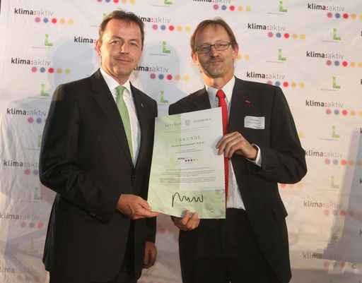  Umweltminister Niki Berlakovich bei der
Überreichung der Beitrittsurkunde an Hoval Geschäftsführer Mag.
Franz Stöbich.