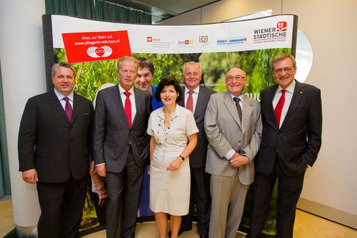 Im Bild v.l.n.r.: Dr. Peter Bosek, Privat- und
Firmenkundenvorstand Erste Bank, Bundesminister Dr. Reinhold
Mitterlehner, Bundesministerium für Wirtschaft, Familie und Jugend,
Ursula Frohner, Präsidentin Österreichischer Gesundheits- und
Krankenpflegeverband, Bundesminister Rudolf Hundstorfer,
Bundesministerium für Arbeit, Soziales und Konsumentenschutz, Dr.
Günter Geyer, Präsident des Vereins "PflegerIn mit Herz" und
Vorstandsvorsitzender des Wiener Städtische Versicherungsvereins,
Generaldirektor Mag. Robert Lasshofer, Wiener Städtischen
Versicherung
