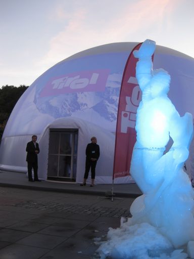 Die "Tirol Schneekugel", ein großes aufblasbares
Zelt bildete - umrahmt von phantasievollen Eisskulpturen - das
Herzstück des Tiroler Bergwinter-Events in Warschau.