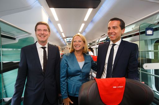 ÖBB-Vorstand Seiser, Bundesministerin Bures und
ÖBB-Vorstandsvorsitzender Kern im Jubiläums-railjet auf der
Neubaustrecke Wien - St. Pölten