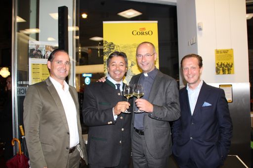 Vorschau Bild von v.l.n.r.: BILLA Vorstand Josef Siess, Winzer
Richard Zahel, Dompfarrer Toni Faber, BILLA Vertriebsdirektor Robert
Nagele.