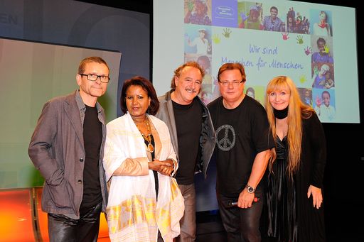 Musikalische "Menschen für Menschen": OPUS mit der
Vorstandsvorsitzenden Almaz Böhm