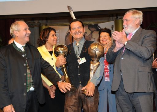 Wolfgang Neumann (Energy Globe Gründer);Leanne
Liddle (Bush Heritage Australia Board Member); Winner: Henry Red
Cloud (Lakota Solar Enterprises); Host Renate Brauner (Vice Mayor
Vienna, President CIRIEC Congress); Laudator: Franz Fischler (Franz
Fischler Consulting).
