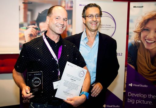  Julio Fernández-Gayoso, ALM Sales und Marketing
Leiter von Microsoft Western Europe, (rechts) überreicht den
"Western European ALM Partner Award 2012" an Roland Kirst, ANECON
Kompetenzfeldleiter und ALM-Experte (links).