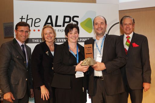  Gastgeber und Initiatoren von theALPS verliehen
den theALPS Award 2012 an Naturhautnah.at (v.l.): Josef Margreiter
(GF Tirol Werbung), Petra Stolba (GF Österreich Werbung), die
Gewinner Melitta und Ingo Metzler (naturhautnah.at) und Jürgen
Bodenseer (Präsident Wirtschaftskammer Tirol).