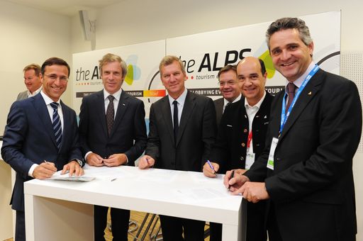  Legten bei theALPS 2012 in Innsbruck den
Grundstein für den neuen Trägerverein "AlpNet" (v.li.): Josef
Margreiter (Tirol Werbung), Christoph Engl (Südtirol Tourismus),
Marc Béchet (Tourismusorganisation Rhone-Alpes), Günther Platter
(Landeshauptmann Tirol), Gaudenz Thoma (Graubünden Tourismus) und
Bruno Huggler (Wallis Tourismus).