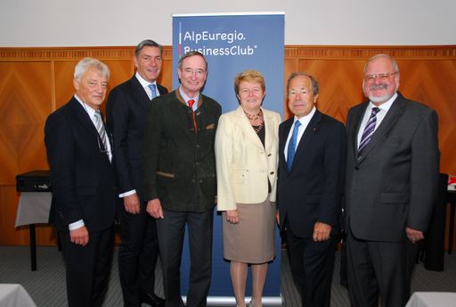  Im Bild v.l.n.r.: Prof.Dr. Stephan Laske, Dr.
Martin C.Wittig, Dr. Christoph Leitl, Mag. Brigitte Ederer, Dr.
Erich Hampl, Prof.Dr. Anton Kathrein
