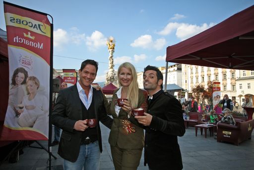  http://www.apa-fotoservice.at/galerie/3361/ Auf dem
linzer Hauptplatz machte heute die vierte JACOBS Monarch Sofa-Tour
Station. Nachmittags lud Claudia Stöckl den gebürtigen
Oberösterreicher Manuel Ortega zum Gespräch auf die gemütlichen
monarch-roten Sofas. Im Anschluss an den Talk bot der beliebte
Sänger noch live eine Kostprobe aus seinem neuen Album.