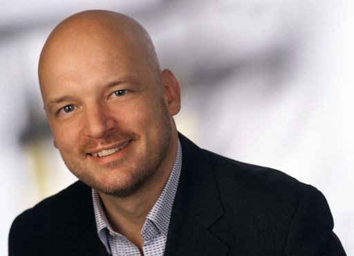  Martin Benkovics betreibt mit www.platzpirsch.at
und Loci Doki (www.locidoki.com) Österreichs führende
Kontakt-Plattformen für die Eventbranche.