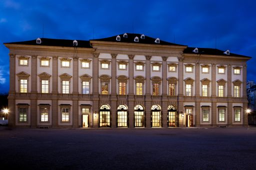  GARTENPALAIS Liechtenstein Südfassade bei Nacht