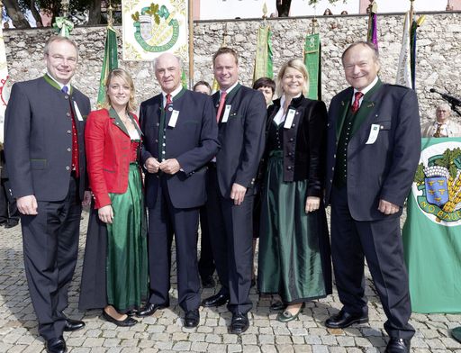  Bei der Wallfahrerkundgebung (v.r.) - Hermann
Schultes, Klaudia Tanner, Karl Anton Schrattenholzer, Erwin Pröll,
Verena Hainzl und Stephan Pernkopf.