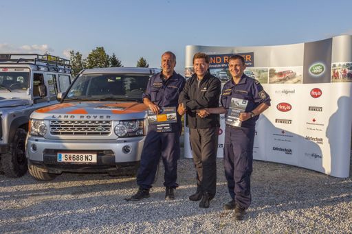  Die Gewinner des Einsatzkräfte Teamwettbewerbs
2012: - Simon Mayer und Stephan Pixner (Tiroler Bergwacht
Diensthundestaffel) mit Gratulant Georg Staudinger (Brand Director
Land Rover Austria/ in der Mitte)