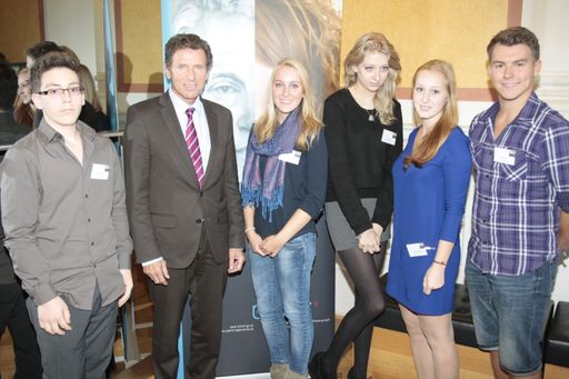 Karlheinz Töchterle mit Schülerinnen und Schülern
des inFINUM Privatgymnasiums Wien beim 1. Internationalen Sparkling
Science-Kongress