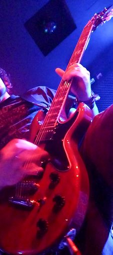  Über 250 Konzerte mit mehr als 400 Bands und
Musikgruppen fanden in den vergangenen zwei Jahren im "club wakuum"
statt