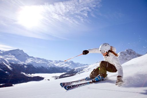ENGADIN ST. MORITZ - Skifahrerin im Skigebiet
Corviglia mit Blick auf den gefrorenen Silvaplanersee mit Silvaplana
und Surlej. Im Hintergrund Piz Albana (3099m), Piz Corvatsch (3451m)
und Piz da la Margna (3159m).
