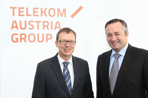 http://www.apa-fotoservice.at/galerie/3371 Im Bild
vlnr.: Christoph Hofinger (Managing Partner und wissenschaftlicher
Leiter bei SORA), Hannes Ametsreiter (Generaldirektor Telekom
Austria Group und A1)