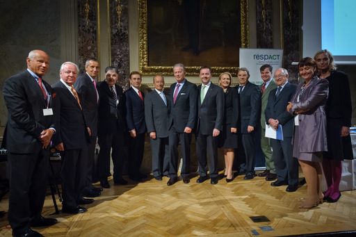 Gruppenfoto der Ehrengäste bei respACT-Jubiläumsfeier