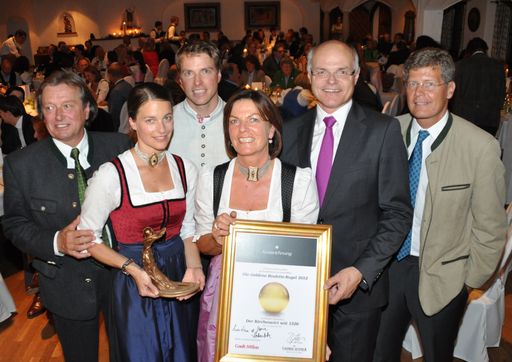  Familie Unterrainer (v.li. Hannes, Barbara,
Hans-Jörg und Elisabeth) freut sich über die Verleihung der
"Goldenen Roulette Kugel 2012" durch Casinos Austria Generaldirektor
Karl Stoss und Gault Millau Herausgeber Karl Hohenlohe.