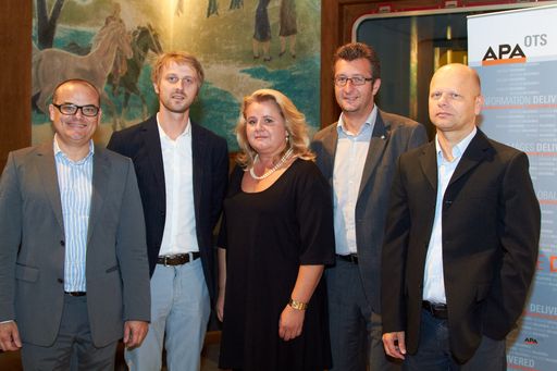  Podium der OTSconnect-Veranstaltung zum Thema
"Mobile Reife? Information in Zeiten grenzenloser Freiheit" am 19.
September im Funkhaus Wien, v.l. Albert Malli (Hitradio Ö3), Peter
Rathmayr (krone.at), Barbara Rauchwarter (APA - Austria Presse
Agentur), Bernhard Greil (Tiroler Tageszeitung), Stefan
Kaltenbrunner (Datum)