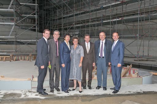 Im Bild v.l.n.r: BIG Geschäftsführer Hans-Peter
Weiss, Unibeauftragter der Stadt Wien Alexander Van der Bellen, BIG
Aufsichtsratsvorsitzende Michaela Steinacker, WU Vizerektorin Regina
Prehofer, Bundesminister für Wissenschaft und Forschung Karlheinz
Töchterle, WU Rektor Christoph Badelt, BIG Geschäftsführer Wolfgang
Gleissner