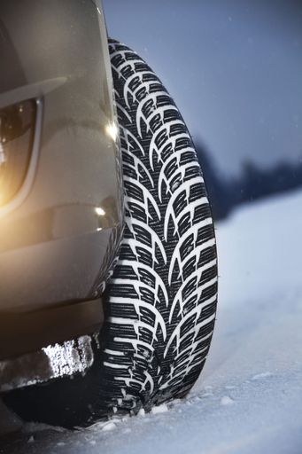  Der neue Nokian WR D3 Winterreifen fährt sicher und
wirtschaftlich mit festestem Griff auf Schnee mit Kompakt-,
Mittelklasse- und Kleinwagen. Sicheres und sportliches Fahrverhalten
bietet der neue Nokian WR A3 Winterreifen mit präzisem, stabilem
Handling für schnelle, große Autos, auch bei höheren
Geschwindigkeiten.