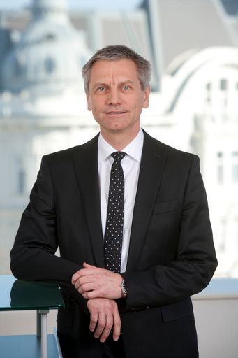  O.Univ.-Prof.Dr. Josef Zechner wurde zur Klärung
des Hypo Vorzugsaktien-Investments des Ex-Vorstands der Flick
Privatstiftung bestellt.