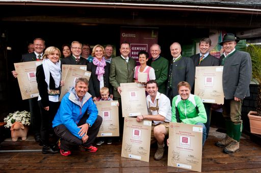 Vorschau Bild von Das "WM-Team" der GENUSS REGION ÖSTERREICH:
Landwirtschaftsminister Niki Berlakovich (m.), GRÖ-Obfrau Margareta
Reichsthaler (3.v.l.) und der Botschafter der Ski-WM 2013 Fritz
Strobl (l. unten) mit den ausgezeichneten Premium-Partnern der
GENUSS REGION ÖSTERREICH vor der Krummholzhütte am Hauser Kaibling.