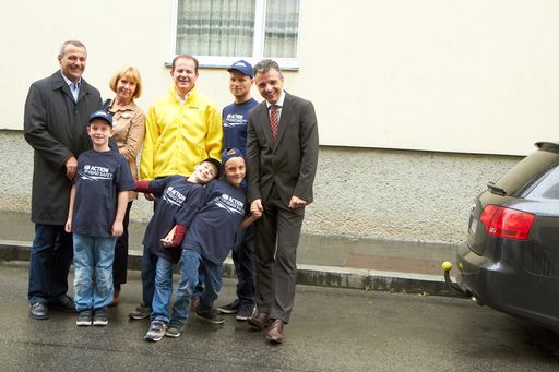 http://www.apa-fotoservice.at/galerie/3377 Im Bild
v.l.n.r. Erwin Roßmann (Leiter SOS-Kinderdorf Wien), Gerlinde Kraus
(Vorsitzende SOS-Kinderdorf Wien), Robert Haas (Regionale ÖAMTC
Verkehrssicherheitsaktionen), Oliver Schmerold (ÖAMTC
Verbandsdirektor) mit Kindern und Betreuer aus dem SOS-Kinderdorf
Wien.