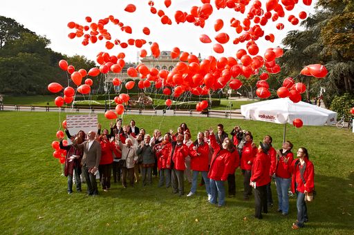 Vorschau Bild von Luftballonstart zum Welt-Alzheimertag in Wien. Mit
1.500 Luftballonen setzte die Volkshilfe österreichweit ein Zeichen
gegen das Vergessen. Im Bild: Barbara Stöckl (links) und
Bundesgeschäftsführer Mag. (FH) Erich Fenninger mit zahlreichen
haupt- und ehrenamtlichen MitarbeiterInnen heute vormittag im Wiener
Stadtpark.