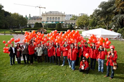 Luftballonstart zum Welt-Alzheimertag in Wien. Mit
1.500 Luftballonen setzte die Volkshilfe österreichweit ein Zeichen
gegen das Vergessen. Im Bild: Barbara Stöckl (links) und
Bundesgeschäftsführer Mag. (FH) Erich Fenninger mit zahlreichen
haupt- und ehrenamtlichen MitarbeiterInnen heute vormittag im Wiener
Stadtpark.