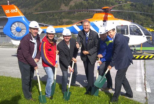  Spatenstich für den Heliport-Neubau: Vlnr. Albert
Herzog (Herzog-Bau), Robert Leschinger (Wucher Stützpunktleiter),
Hannes Walcher (Flugplatz Zell am See), Gerhard Huber (Wucher
Helicopter), Günter Kessler (Herzog Bau) und Alexander Jobst
(Porsche).