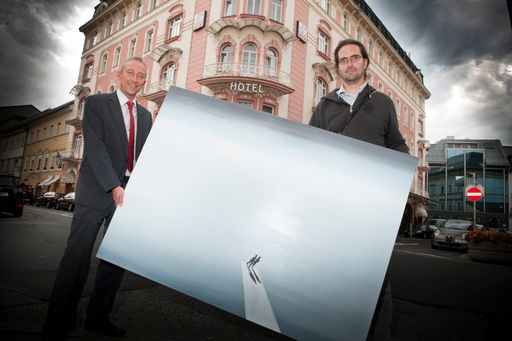  Im Bild (v.l.n.r.): Resident Manager des ARCOTEL
Moser Verdino, Christoph Hafner mit dem Kärntner Künstler Gernot
Fischer Kondratovitch