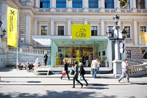 Yellow Café vor der Hauptuni Wien - Raiffeisen
aktiv für Studierende