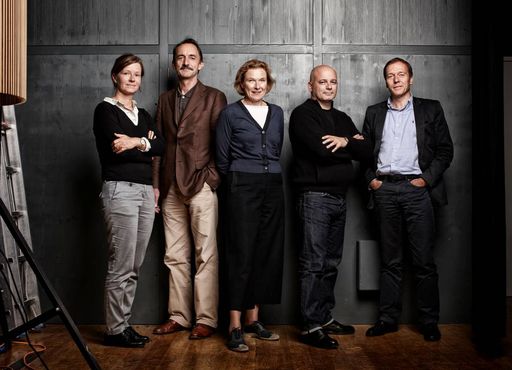  Die Handwerk+Form Jury 2012 - v.l.n.r.: Sandra
Hofmeister, freie Journalistin Kunst/Architektur/Design, München;
Harry Metzler, Grafiker und Gründungsmitglied Handwerk+Form,
Schwarzenberg; Irmgard Frank, Architektin und Ordinaria für
Raumkunst und Entwerfen, Wien-Graz; Gabriele Pezzini, Designer und
ehem. Berater für Design und Innovation bei Hermès, Paris; Helmut
Dietrich, Architekt, Bregenz-St.Gallen-Wien