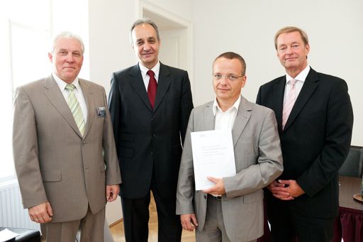  http://www.apa-fotoservice.at/galerie/3391/ Im Bild
v.l.n.r.: KommR Michael Pisecky (Obmann der Fachgruppe Immoblien-und
Vermögenstreuhänder, Wirtschaftskammer Wien), Ing. Peter Leditznig
(Vorstandsvorsitzender F.B.I.), Dr. Wolfgang Amann (Geschäftsführer
I.IBW und Studienautor), Dipl.-Ing. Ulrich Paulmann (Geschäftsführer
Quester Baustoffhandel)