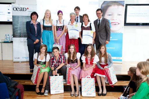 http://www.apa-fotoservice.at/galerie/3392 Frau
Heidrun Strohmeyer (BMUKK), Frau Traude Trieb (HS II Weiz), Herr
Ernst Gesslbauer (Nationalagentur Lebenslanges Lernen), Frau Helga
Reisner (HS II Weiz) und Herr Richard Kühnel (Vertretung der
Europäischen Kommission in Österreich) mit den SchülerInnen der
Hauptschule II Weiz.