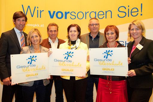 http://www.apa-fotoservice.at/galerie/3400 Im Bild
v.l.n.r. Prof. Mag. Gerhard Angerer (PH NÖ), VD Helga Igelsböck (VS
Groß Gerungs), BSI Reg.Rat. Martin Seidl, VD Roswitha Zlabinger (VS
Haugsdorf), NÖGKK-Obmann KR Gerhard Hutter, Dipl-Päd. Eva Friedl (VS
Tulln 2) und LR Mag. Karin Scheele