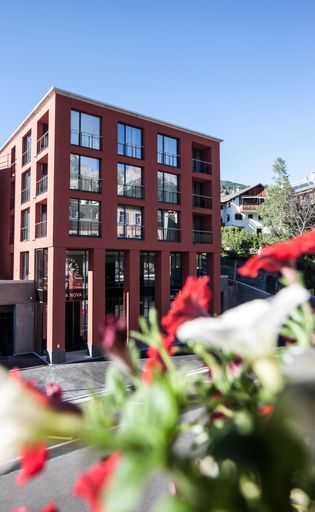  BELVEDERE HOTELS SCUOL. Blick vom 4* Superior
Hotel Belvédère auf das Neubaugebäude "Chasa Nova", welches
Unterirdisch mit allen 3 Hotels der Gruppe verbunden ist. Die Chasa
Nova bietet grosszügige Suiten mit wunderschönen Ausblick in die
Unterengadiner Bergwelt, sowie 3 moderne Seminarräume, sowie
exklusive Geschäfte im Erdgeschoss - unter anderem mit einer
Vinothek, einer Zuckerbäckerie und einem Coiffeur.