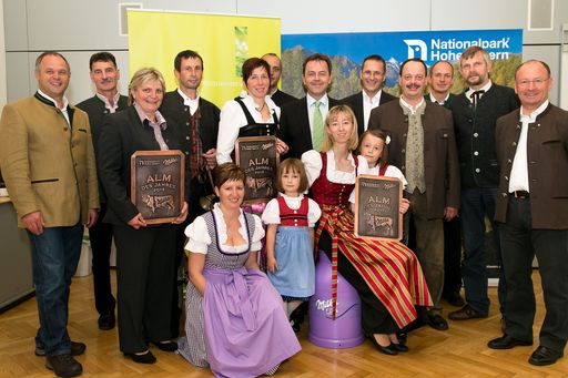  http://www.apa-fotoservice.at/galerie/3354 Milka
Almen des Jahres 2012 - Minister Niki Berlakovich
(Lebensministerium), Andreas Kutil (Managing Director Kraft Foods),
Peter Rupitsch (Nationalpark Direktor Kärnten), Hermann Stotter
(Nationalpark Direktor Tirol), Hans Lerch (Nationalpark Salzburg)
und die Vertreter der Siegeralmen 2012