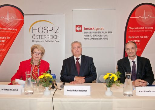 Im Bild v.l.n.r.: Waltraud Klasnic, Präsidentin
Dachverband Hospiz Österreich; BM Rudolf Hundstorfer; Karl
Bitschnau, Leiter Hospiz Vorarlberg, Vizepräsident Dachverband
Hospiz Österreich