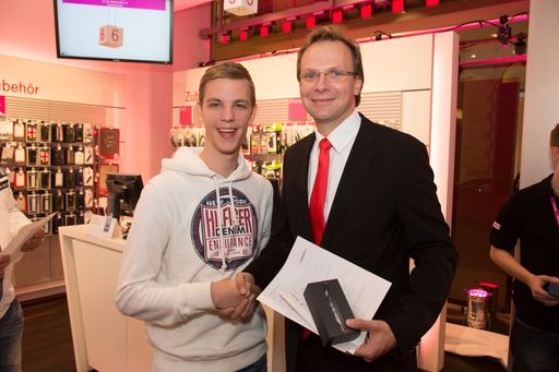 T-Mobile CEO Andreas Bierwirth übergibt das erste
iPhone 5 Österreichs von T-Mobile an den 19-jährigen Robert E.