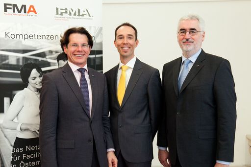  http://www.apa-fotoservice.at/galerie/3410/ Im Bild
v.l.n.r.: Ing. Reinhard Poglitsch, MBA (Präsident der IFMA Austria),
Dr. Bernd Hufnagl (Keynote Speaker), Ing. Peter Kovacs
(Vorstandsvorsitzender der FMA)