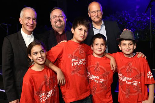 http://www.apa-fotoservice.at/galerie/3414 Im Bild
vlnr.: Michael Landau (Caritas), Peter Schnedlitz (WU), Frank Hensel
(Vorstandsvorsitzender REWE International AG) mit Kindern der
Initiative "Lernen macht Schule"