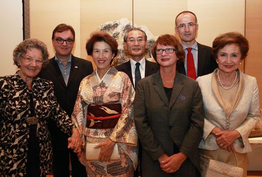  http://www.apa-fotoservice.at/galerie/3407/ IM Bild
v.l.n.r.: Dr. Elisabeth Leopold (Vorstandsmitglied, LMPS), Dr.
Diethard Leopold (Kurator und Vorstandsmitglied, LMPS), Frau Ozawa
und S.E. Toshiro Ozawa (Japans Ständiger Vertreter bei den Vereinten
Nationen in Wien), Mag. Waltraud Leopold, Dr. Tobias G. Natter
(Museologischer Direktor) und Toyoko Hattori (Sammlerin)
