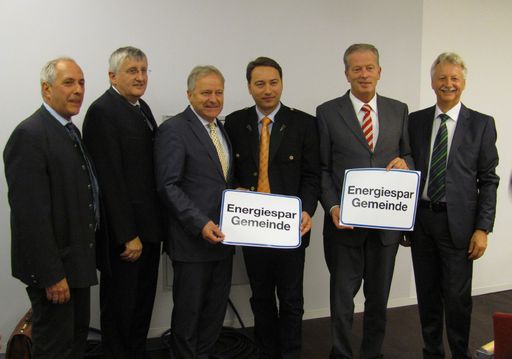  Im Bild v.l.n.r: Ing. Wolfgang Neumann, Präsident
LAbg. Bgm. Hans Hingsamer, Generaldirektor Dr. Leo Windtner,
Landesrat Dr. Manfred Haimbuchner, Energieminister Dr. Reinhold
Mitterlehner, Dipl.-Ing. Emil Pertl