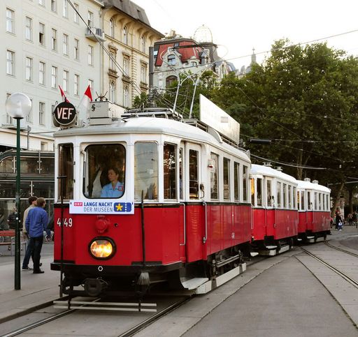 Auch bei der heurigen Lange Nacht der Museen ist
Rent a Bim mit seinen Oldtimern als "Rollendes Museum" beteiligt!
Von 18 bis 1 Uhr früh fahren die Oldtimer "RING-RUND". Das Lange-
Nacht-Ticket ist ihr Fahrschein - so oft Sie wollen.