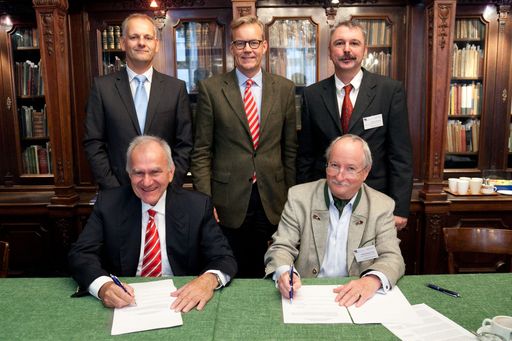  http://www.apa-fotoservice.at/galerie/3421/
v.l.n.r.: erste Reihe: Reiner Niebauer (Vorstandsvorsitzender vdmb),
Ing. Rudolf A. Cuturi (Präsident Verband Druck & Medientechnik
Österreich), zweite Reihe: Jens Meyer (Geschäftsführer printxmedia
Süd GmbH), Holger Busch (Geschäftsführer vdmb), Mag. Werner
Neudorfer (Geschäftsführer Verband Druck & Medientechnik Österreich)