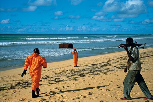 Vorschau Bild von Somalia, 2006: Radioaktiver Müll aus dem Westen
wird am Strand unter Militärbeobachtung weggeräumt.