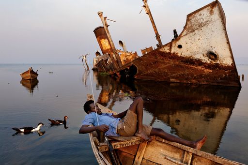 Vorschau Bild von Great Lakes Africa - Uganda, 2011 Albertsee: Ein
Fischer versucht sein Glück im verschmutzen Albertsee